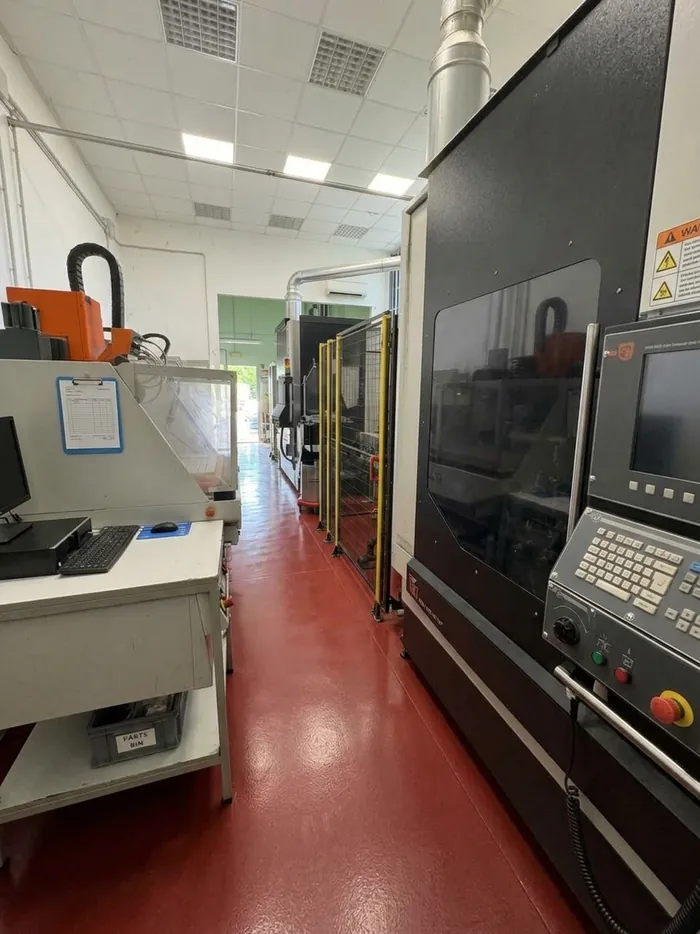 Centri di lavoro CNC con caricatori automatici nel reparto Oltremodo