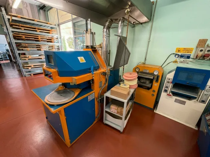 Centrifuga per fusione zama e vulcanizzatrice per stampi in gomma