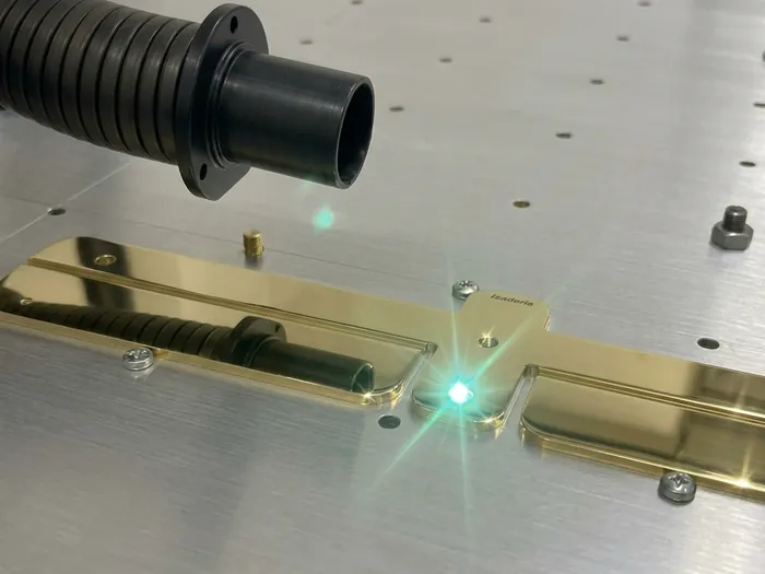 Marcatura laser YAG su un accessorio in ottone