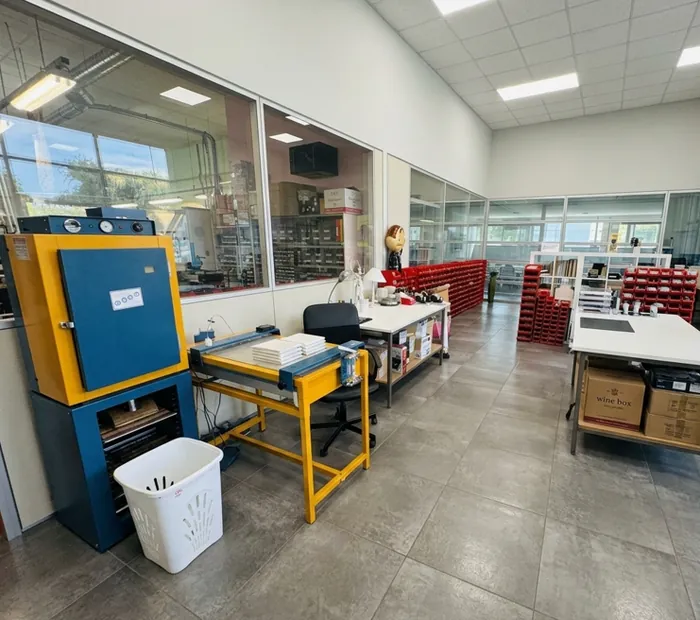 Reparto smaltatura con forno e banchi di lavoro
